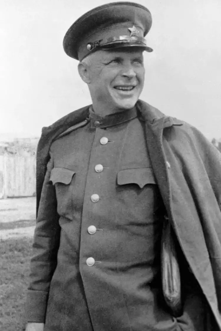 Орден Богдана Хмельницкого. Кинорежиссер Александр Довженко. Фото военных лет Орден Богдана Хмельницкого. Кинорежиссер Александр Довженко. Фото военных лет