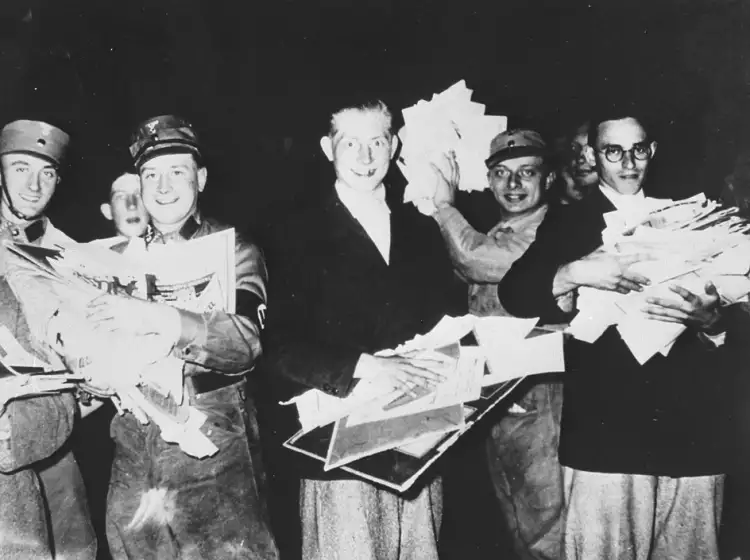 «Дегенеративное искусство». В фашистской Германии радостно сжигали книги и картины