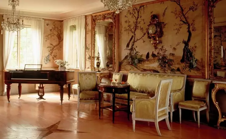 Ампир. Интерьер гостиной с роялем и настенными часами в стиле ампир