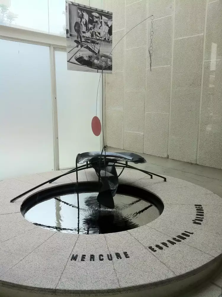 Александр Колдер. Скульптура Mercury Fountain, 1937