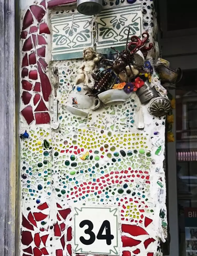 Ассамбляж. Ассамбляж как часть фасада здания в историческом центре Бремена