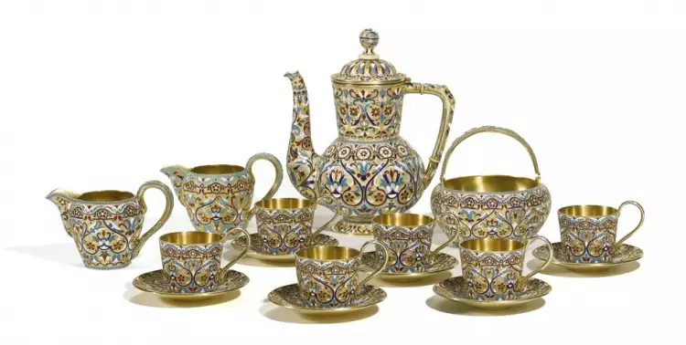 Gustav Klingerts Silber. Kaffeeservice mit Vergoldung und Cloisonné-Emaille, frühes 20. Jahrhundert Gustav Klingerts Silber. Kaffeeservice mit Vergoldung und Cloisonné-Emaille, frühes 20. Jahrhundert
