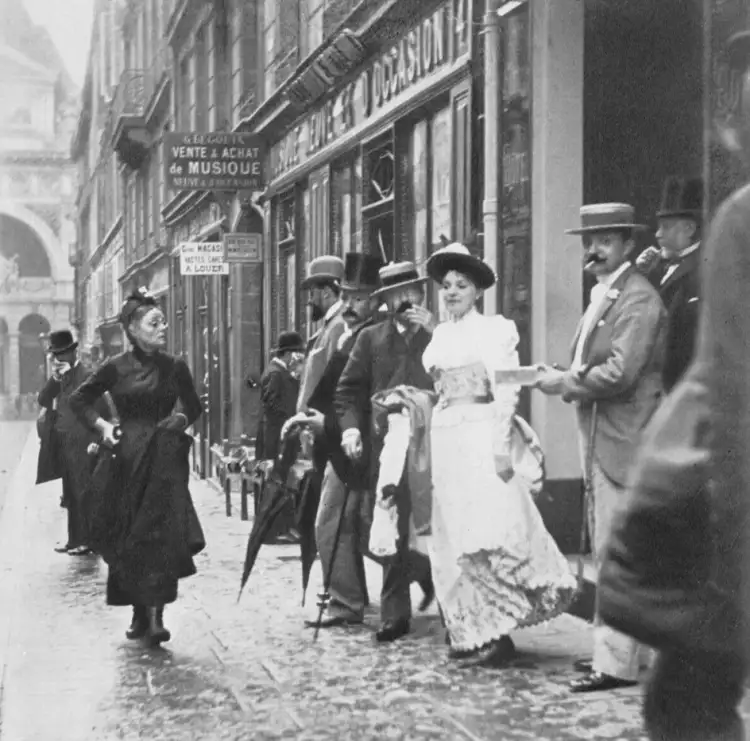 Репортажная съемка. Джузеппе Примоли. Фотография «Поклонники Режан», 1889 Репортажная съемка. Джузеппе Примоли. Фотография «Поклонники Режан», 1889