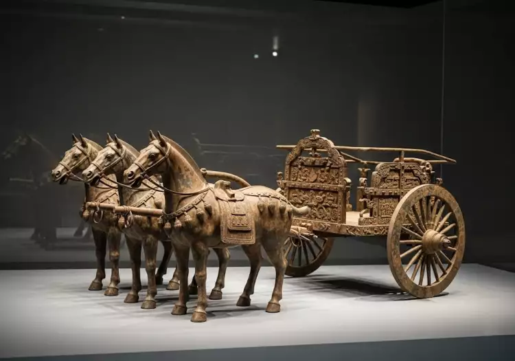 Бронзовая колесница, запряженная четырьмя лошадьми, — один из драгоценных артефактов, найденных в погребальном комплексе Цинь Шихуанди.