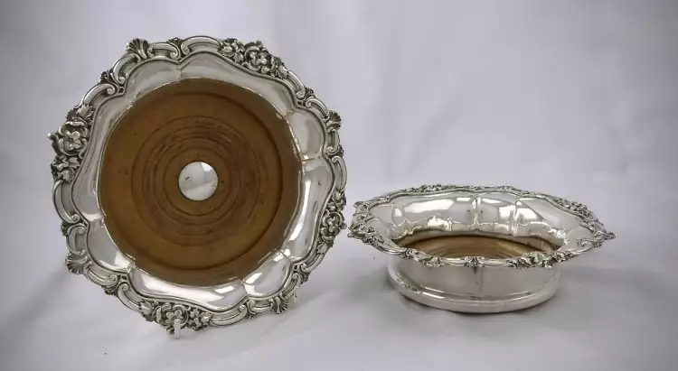 Шеффилдское серебро. Пара подставок под вино, около 1845 Шеффилдское серебро. Пара подставок под вино, около 1845