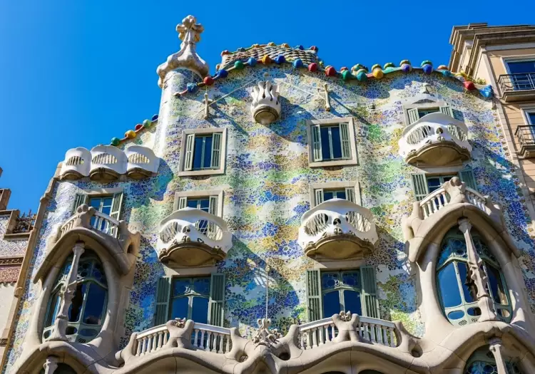 Архитектура каталонского модерна - фасад дома Бальо (Каса-Батльо) в Барселоне, архитектор Антонио Гауди.