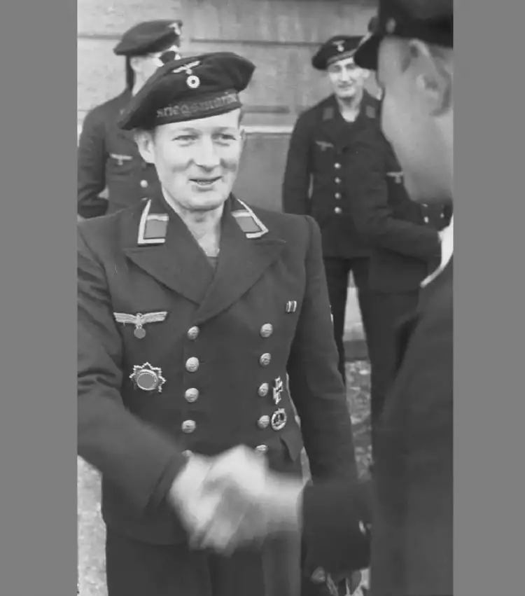 Ордена Третьего рейха. Награждение экипажа подводной лодки орденом Немецкого креста в золоте, фото 1942 г.