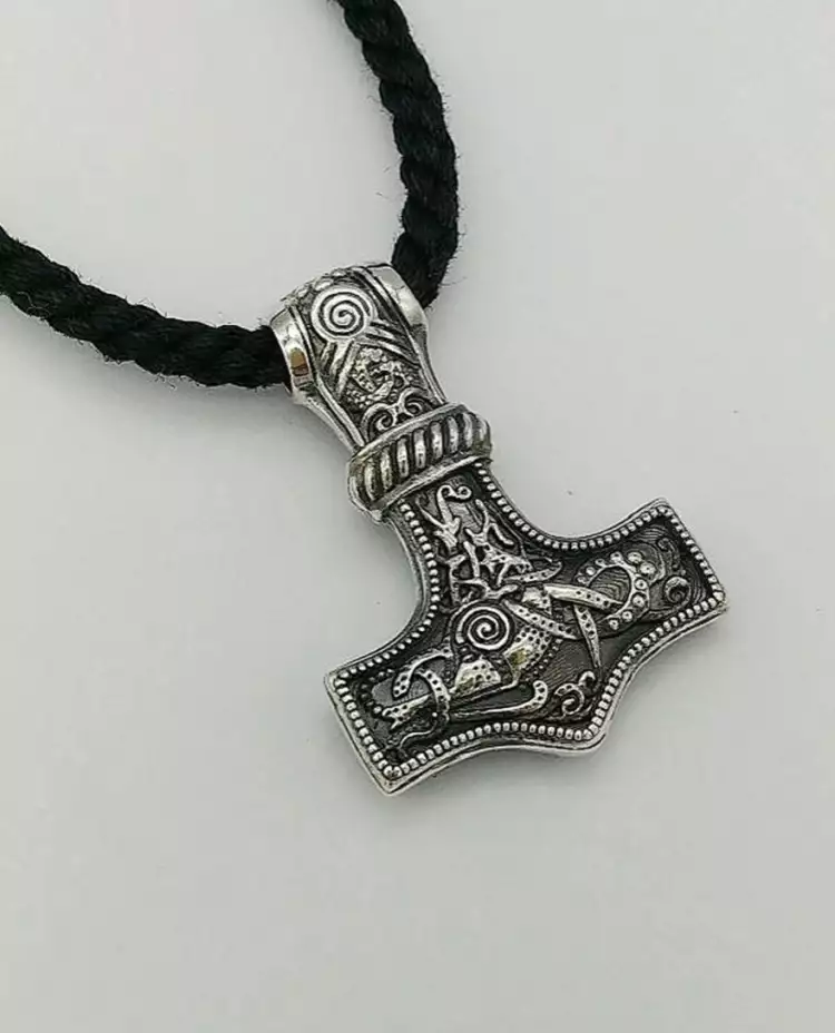 L'argent. Pendentif en argent oxydé