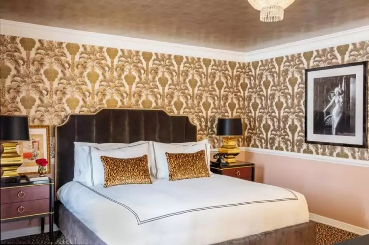 Регентство. Интерьер в стиле голливудского регентства. Спальня с картиной и прикроватными тумбами