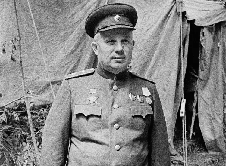 Орден Богдана Хмельницкого. Генерал-лейтенант Никита Хрущев. Фото военных лет Орден Богдана Хмельницкого. Генерал-лейтенант Никита Хрущев. Фото военных лет