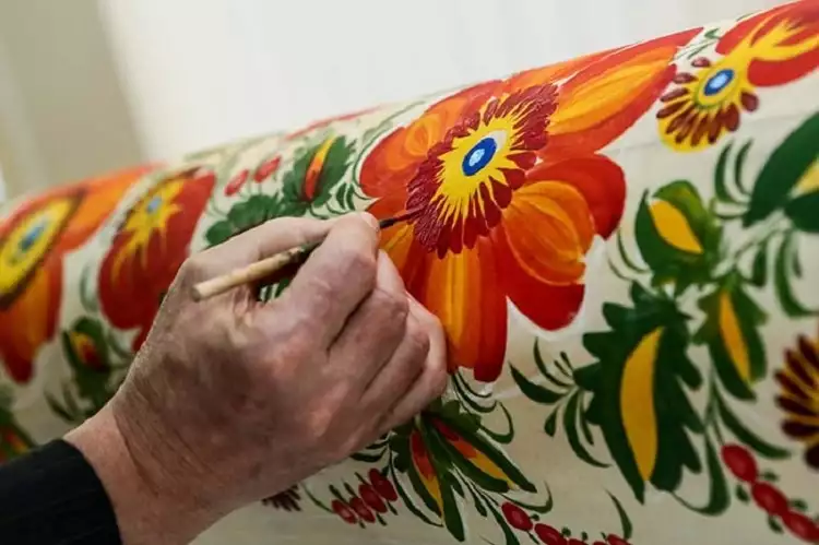 Петриковская роспись. Мастер за работой Петриковская роспись. Мастер за работой