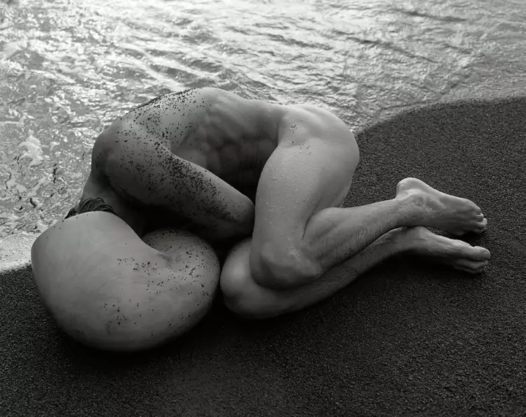 Ню в фотографии. Герб Ритц. Фото «Обнаженный мужчина с раковиной», 1988