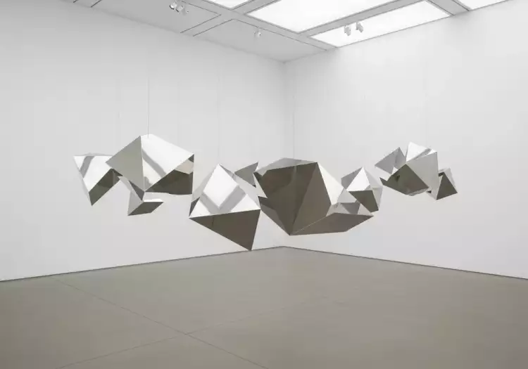 Пример современной арт-инсталляции в галерее