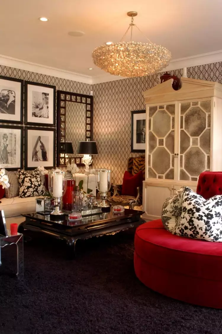 Регентство. Интерьер в стиле голливудского регентства. Гостиная с фотопринтами и красным диваном