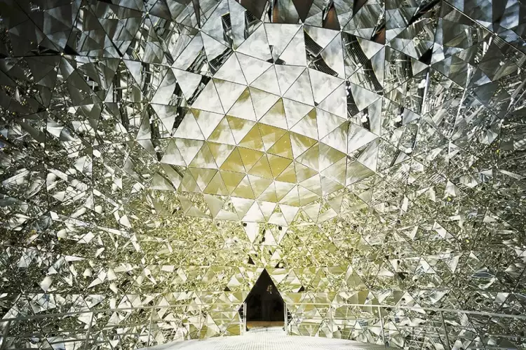 Даниэль Сваровски. Зал Crystal Dome интерактивного Музея Swarovski Crystal Worlds в Ваттенсе, 1995