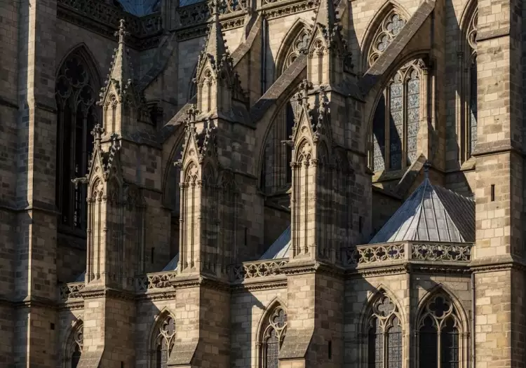 Аркбутаны и контрфорсы готического собора