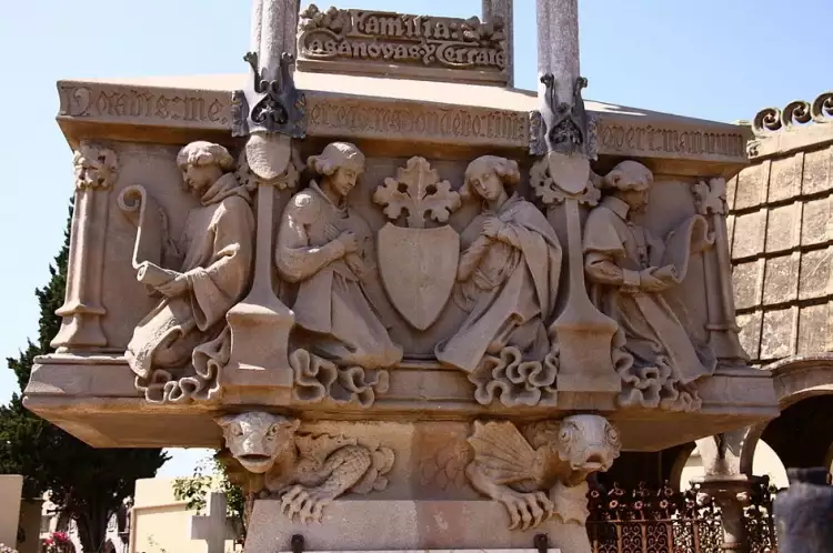 Искусство на кладбище. Саркофаг на Модернистском кладбище