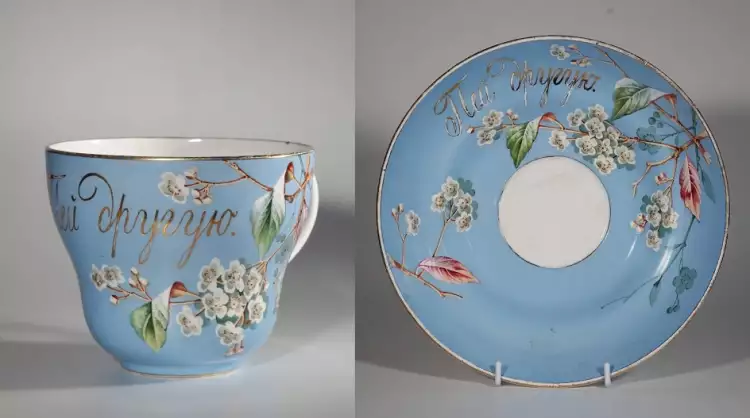 Kusnezow-Porzellan. Eine Tasse mit Untertasse. Kuznetsov-Fabrik in Verbilki (früher Gardner-Fabrik), 1905 Kusnezow-Porzellan. Eine Tasse mit Untertasse. Kuznetsov-Fabrik in Verbilki (früher Gardner-Fabrik), 1905