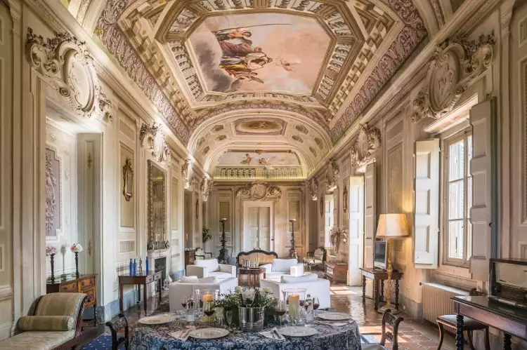 Парадный зал в замке Монтегюфони