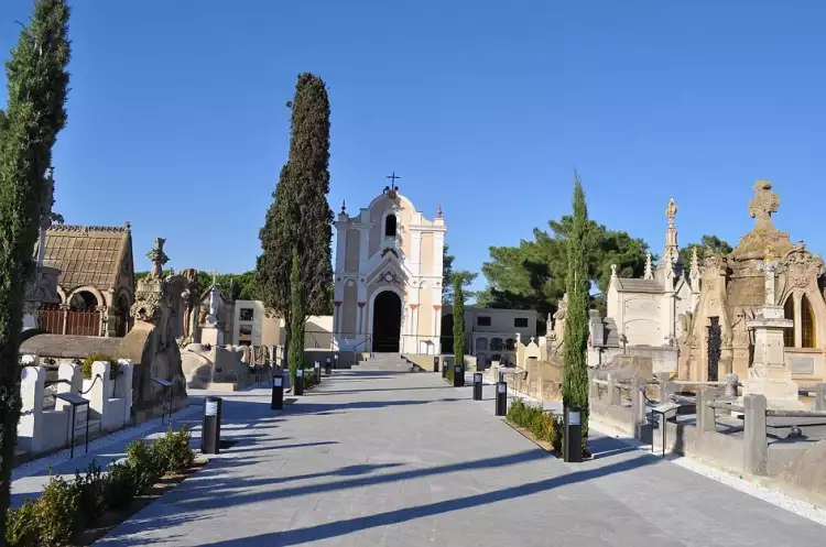 Искусство на кладбище. Кладбище Ллорет-де-Мара, центральная аллея