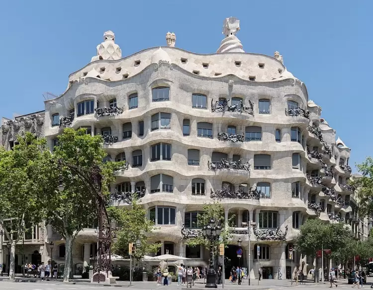 Artist. Antonio Gaudí. Casa Milà Artist. Antonio Gaudí. Casa Milà