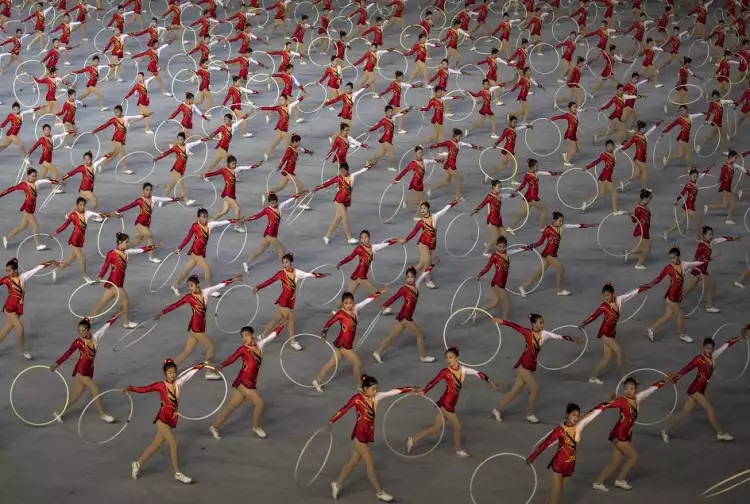 Репортажная съемка. Дэвид Гуттенфельдер. Фотография парада в честь 70-летнего юбилея в Северной Корее Репортажная съемка. Дэвид Гуттенфельдер. Фотография парада в честь 70-летнего юбилея в Северной Корее