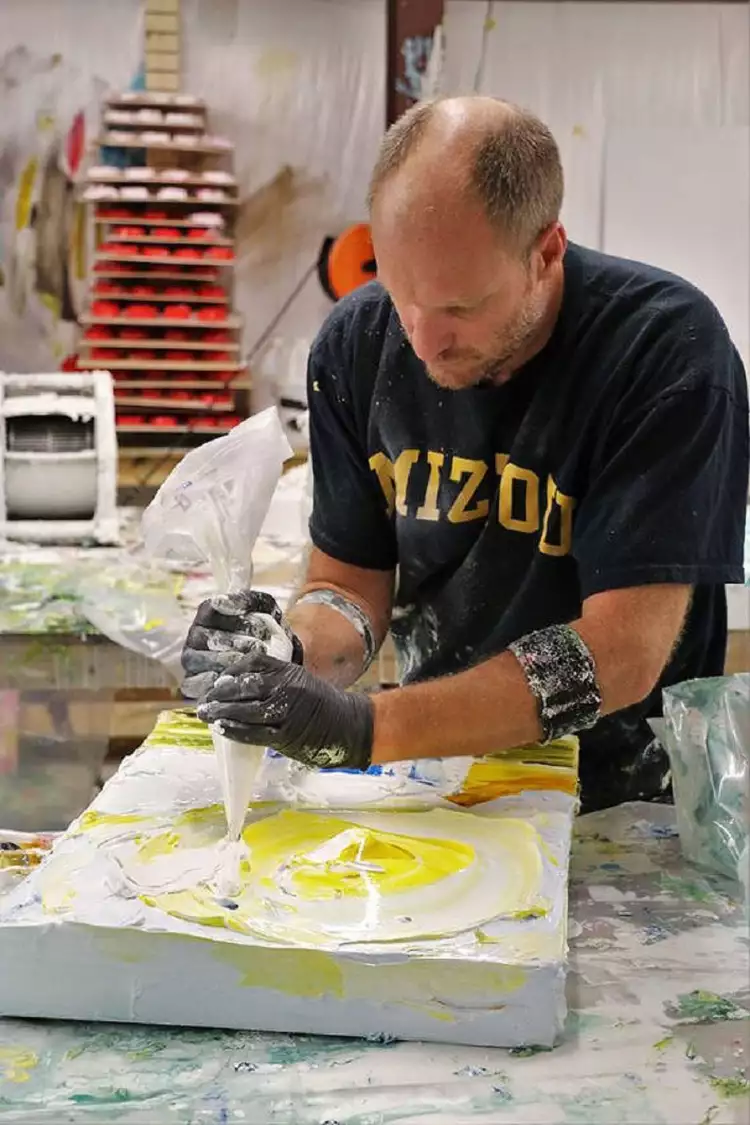 Acryl. Justin Geffrey bei der Arbeit an einem Gemälde mit Acrylfarben Acryl. Justin Geffrey bei der Arbeit an einem Gemälde mit Acrylfarben