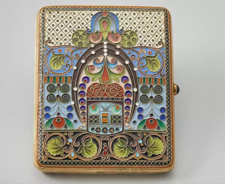 Компания И. П. Хлебникова. Портсигар с эмалью по скани с живописной разделкой, 1908-1917. Музей «Собрание» Давида Якобашвили