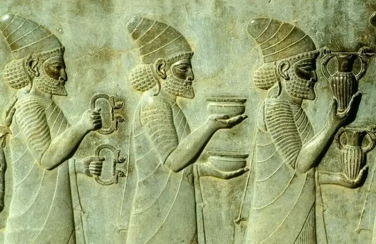 Искусство Древней Персии - рельеф с процессией народов, несущих дань, на лестнице Ападаны в Персеполе. Искусство Древней Персии - рельеф с процессией народов, несущих дань, на лестнице Ападаны в Персеполе.