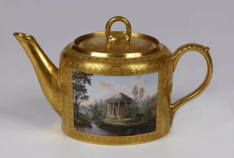 Русский фарфор. ИФЗ. Чайник из сервиза-дежене с видами Павловска, около 1799 г. Собрание Эрмитажа