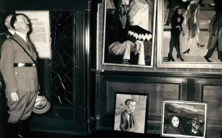 Гитлер на выставке дегенеративного искусства