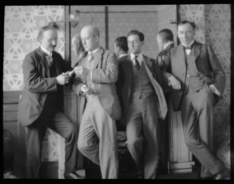 Роберт Беван. Фотография участников The Cumberland Market Group, 1915