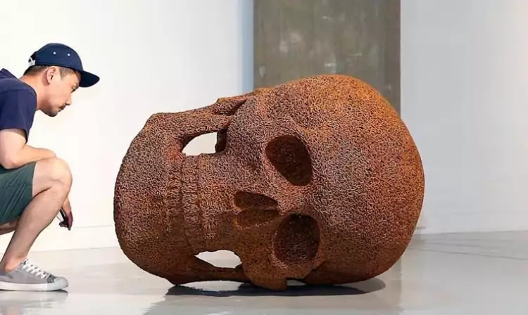 Янг-Дёк со своей работой Янг-Дёк со своей работой