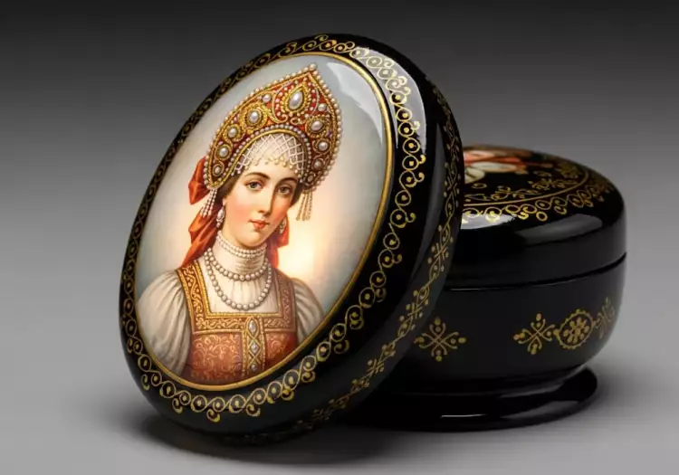 Федоскинская лаковая миниатюра: реалистичный портрет, выполненный маслом, с характерным сиянием, просвечивающим через лессировочные слои краски.