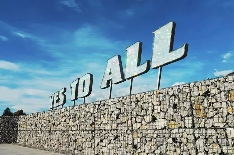 Даниэль Сваровски. Инсталляция-памятник в парке, окружающем музей Swarovski Crystal Worlds, 2004