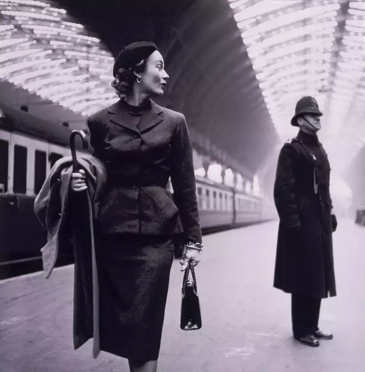 Modefotografie. Toni Frissell. Paddington Station, 1951 Modefotografie. Toni Frissell. Paddington Station, 1951