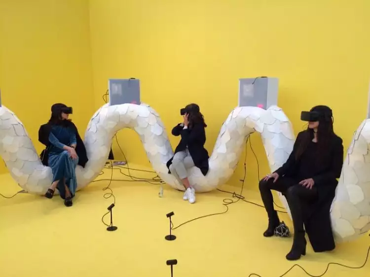 Виртуальное искусство. Зрители в очках и плащах, участвующие в виртуальной инсталляции