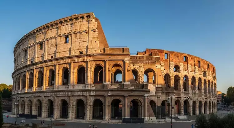Архитектура Древнего Рима - амфитеатр Колизей в Риме, главный символ Римской империи.