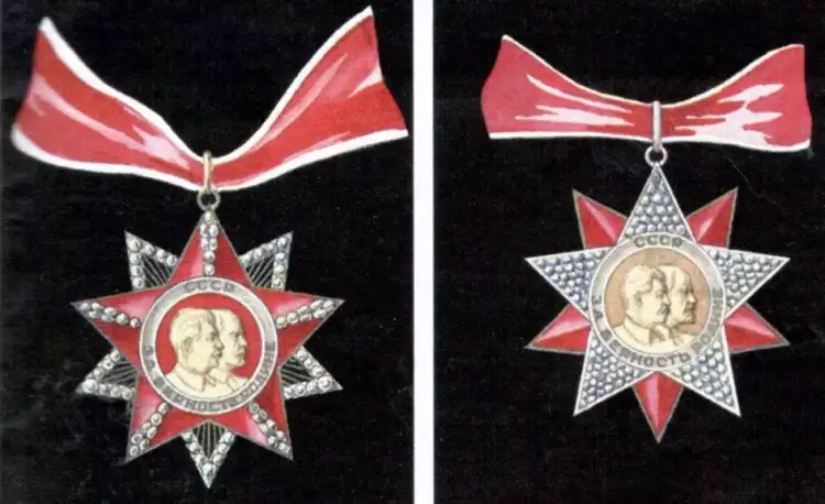 Орден «Победа». Эскиз А. Кузнецова, 1943 Орден «Победа». Эскиз А. Кузнецова, 1943