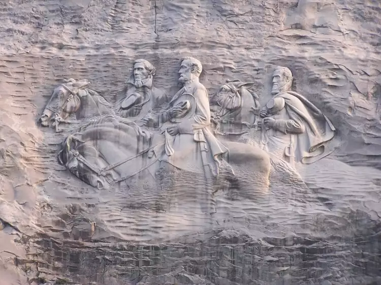 Bas-relief. Bas-relief du Confederate Memorial sur le rocher de Stone Mountain, XXe siècle Bas-relief. Bas-relief du Confederate Memorial sur le rocher de Stone Mountain, XXe siècle