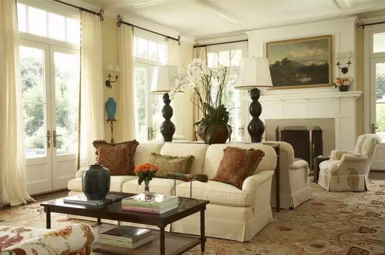 Колониальный стиль в интерьере. Интерьер гостиной с ковром и камином в колониальном стиле