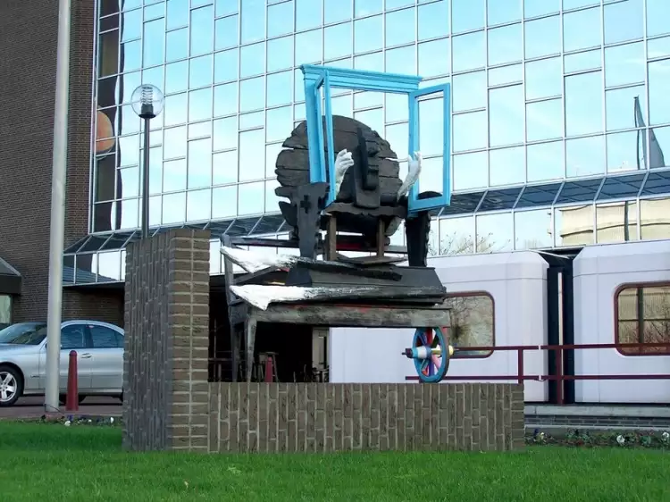 Карел Аппел. Скульптура «Глядя в раскрытое окно», 2001