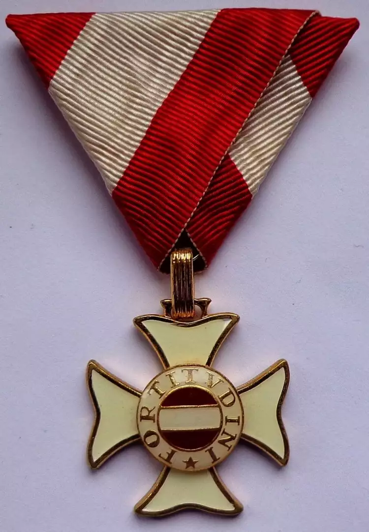 L'Ordre militaire de Marie-Thérèse. Croix de chevalier avec un ruban triangulaire plié