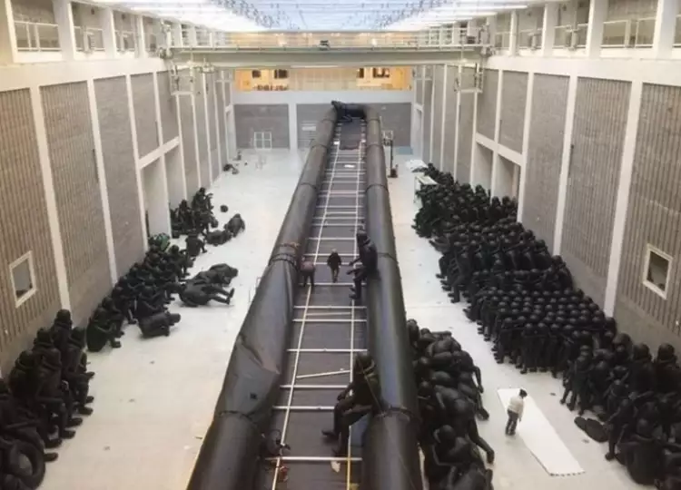 10 самых влиятельных и прославленных художников 2018 года. Ай Вэйвэй. Инсталляция «Закон путешествия»