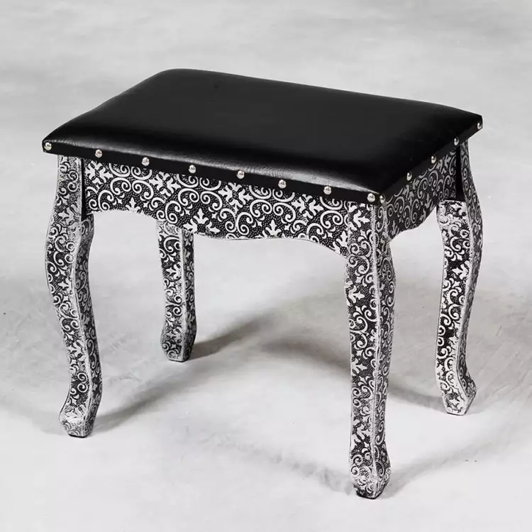 L'argent. Tabouret avec pieds en argent noirci