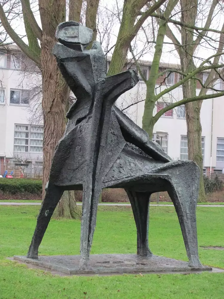 Марино Марини. «Всадник». Статуя в Гааге Марино Марини. «Всадник». Статуя в Гааге