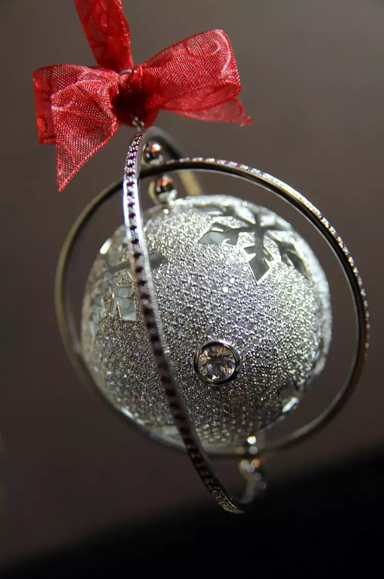 Самые дорогие новогодние елочные игрушки. Шар от Hallmark Jewellers Самые дорогие новогодние елочные игрушки. Шар от Hallmark Jewellers