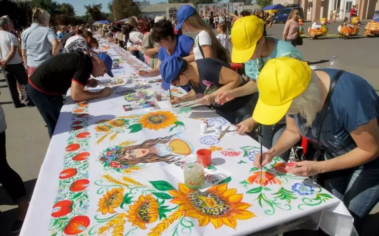 Петриковская роспись. Мастера работают Петриковская роспись. Мастера работают