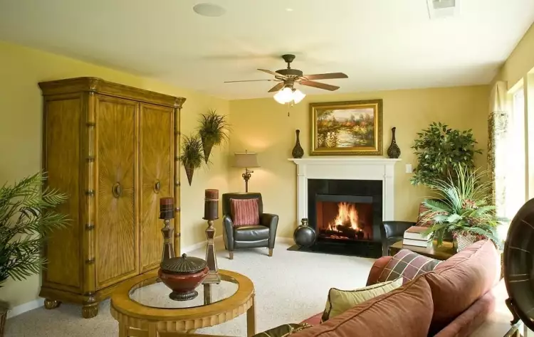 Колониальный стиль в интерьере. Интерьер гостиной с картиной, шкафом и камином в колониальном стиле