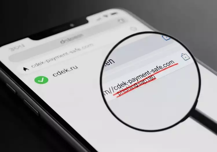 Сравнение настоящего URL-адреса сайта доставки и поддельного фишингового адреса на экране смартфона.